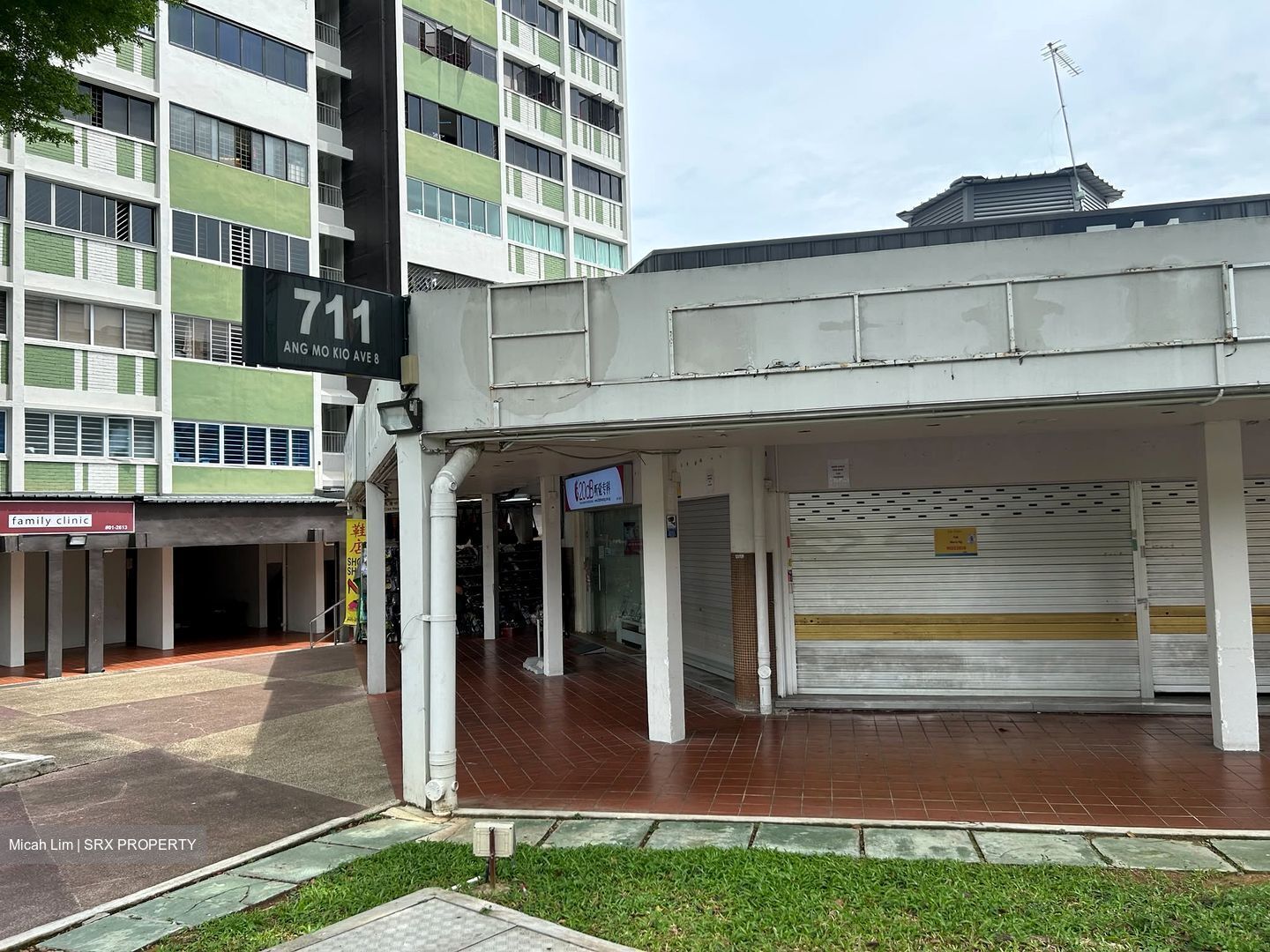 711 ANG MO KIO AVENUE 8 (D20), Shop House #562843131